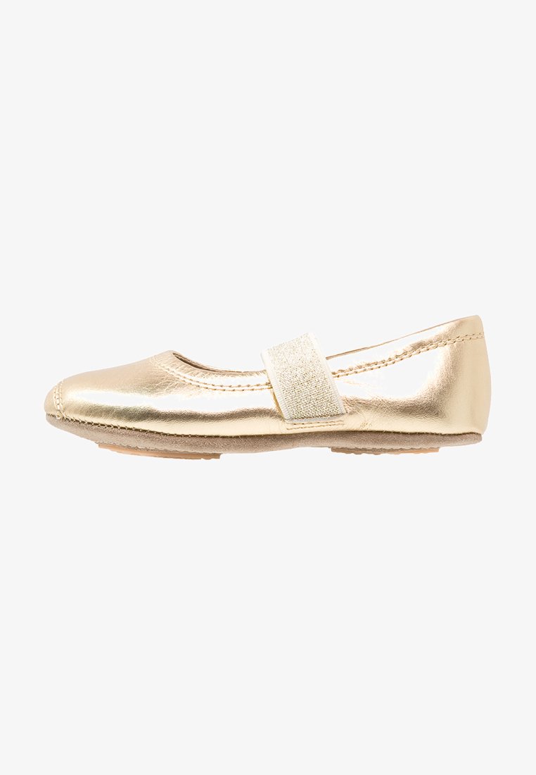 Gylne ballet-flats laget av glanset syntetisk materiale. Har en rund tå og et dekorativt elastisk stropp over vristen.