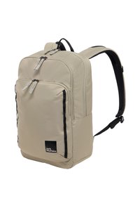 Mochila beige con dos bolsillos frontales con cremallera, acentos negros y correas de hombro acolchadas. Presenta un material texturado y un parche con el logo.
