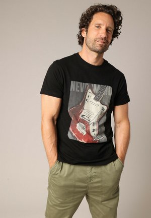 Zwart T-shirt met een graphic van een vintage rode gitaar met zilveren accenten en de tekst "NIEUW" tegen een gestructureerde achtergrond.
