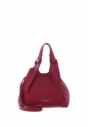 Sac à main en cuir rouge texturé avec poignées courtes et une bandoulière amovible, brandé Gianni Chiarini Firenze au centre.