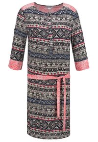 Robe avec un motif bleu marine, rose et blanc présentant des éléphants et des motifs floraux. Elle a des manches trois-quarts, un col rond et une ceinture à nouer.