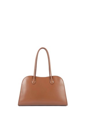 Sac à main en cuir marron avec deux longues poignées et une forme rectangulaire lisse et courbée sur fond blanc.