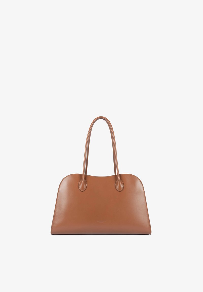 Sac à main en cuir marron avec deux longues poignées et une forme rectangulaire lisse et courbée sur fond blanc.