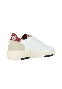 Sneaker bianco con finitura testurizzata, toppa sul tallone in pelle bordeaux e accentuazione in camoscio beige. Presenta una suola in gomma spessa con battistrada nero.