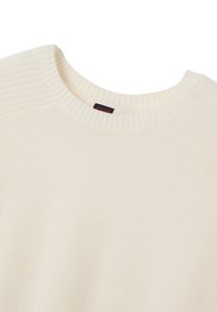 Maglione lavorato a maglia di colore avorio con scollatura a girocollo a costine e una sottile texture. Presenta maniche raglan e un materiale morbido e leggero.
