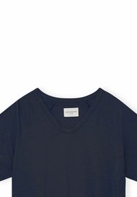 Tengerészkék v-nyakú póló rövid raglán ujjakkal. Puha, könnyű anyag enyhe textúrával. A címkén az áll: „moshi moshi mind.”