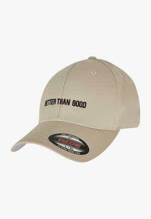 Beige színű baseball sapka fekete hímzett "JOBB MINT JÓ" felirattal. A sapkán Flexfit márka matricája található a napsütötte részen, struktúrált kialakítással és szellőzőnyílásokkal rendelkezik.