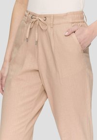 QS ELSASTISCHEM BUND - Broek - beige