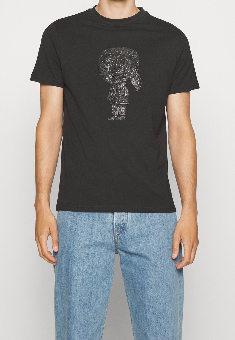 Camiseta de algodón negra con un gráfico de personaje de dibujos animados brillante en el frente, cuello redondo, mangas cortas y un corte relajado.