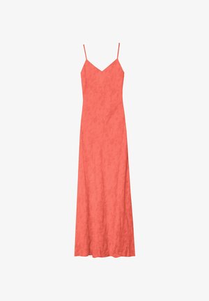 Vestido maxi de color coral con tirantes finos, escote en forma de V y un patrón floral texturizado en toda su superficie. Fluye suavemente hasta el suelo.