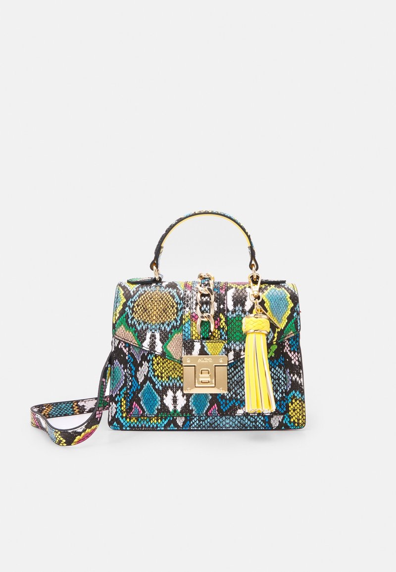 Sac à main coloré à motif peau de serpent avec poignée supérieure, chaîne dorée et cadenas, et un pendentif pompon jaune sur fond blanc.