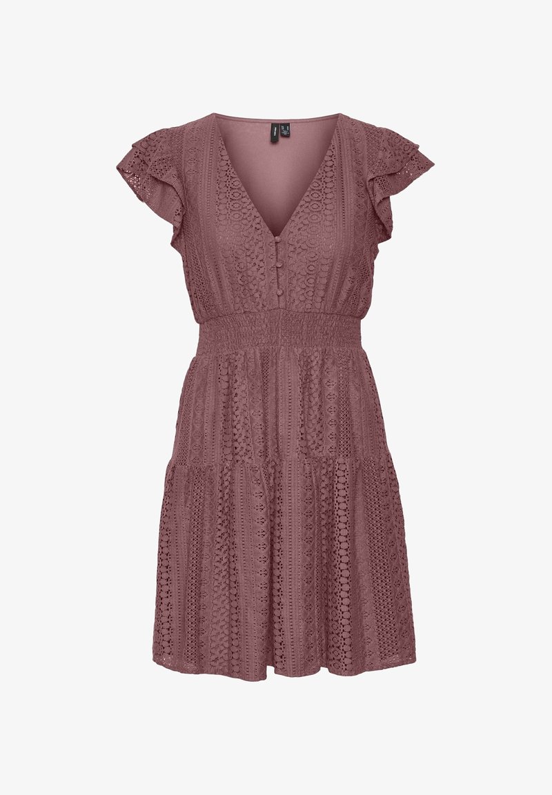 Robe courte en dentelle mauve avec col en V, manches courtes volantées, boutons recouverts de tissu et taille froncée.