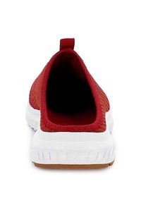 Chaussure slip-on rouge avec une tige texturée, une semelle intermédiaire blanche et une semelle extérieure en caoutchouc. Conçue avec une languette arrière pour un enfilage facile.