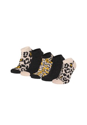 Five pairs of ankle socks with leopard print in beige and black, alternating with solid black pairs, arranged in a row on white background.
