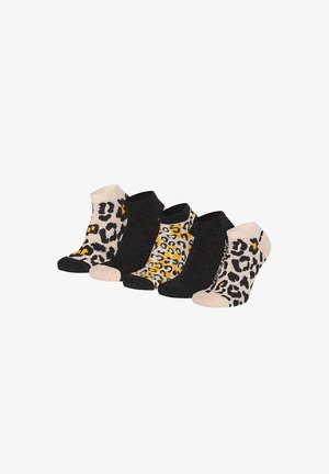 Fünf Paar Füßlinge mit Leopardenmuster in Beige und Schwarz, abwechselnd mit einfarbigen schwarzen Paaren, in einer Reihe auf weißem Hintergrund angeordnet.