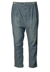 Pantaloni in denim blu chiaro con vestibilità ampia, fronte plissettato e chiusura a bottone in vita. Lunghezza cropped con una texture liscia.