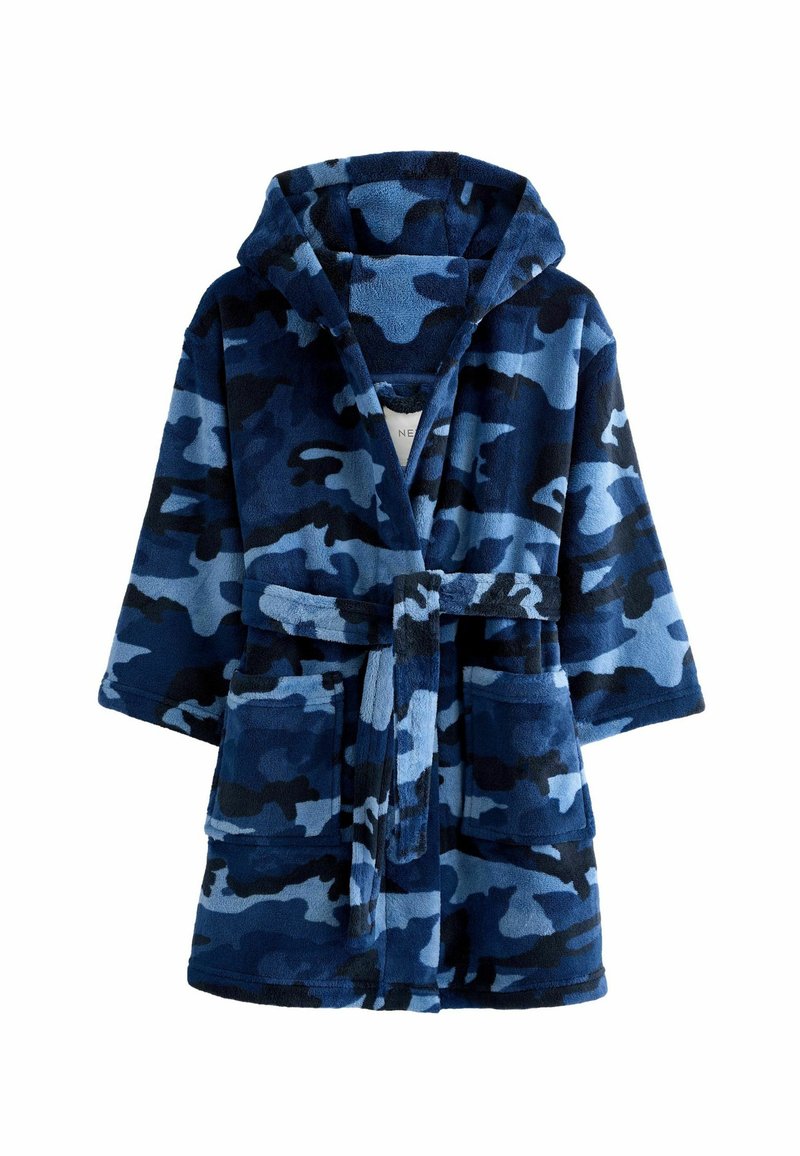 Modrý maskáčový kúpelňový plášť s kapucňou vyrobený z mäkkého fleece, s opaskom v páse, dvoma prednými vreckami a voľným strihom.