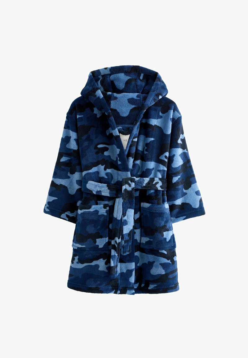 Modra kamuflažna kopalna plaščka s kapuco, izdelana iz mehkih flis materialov, z avtentičnim pasom, dvema sprednjima žepoma in sproščenim krojem.