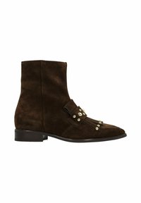 Bruine suède enkelboot met een spitse neus en decoratieve metalen studs. Heeft een band over de voorkant en een lage, stevige hak.