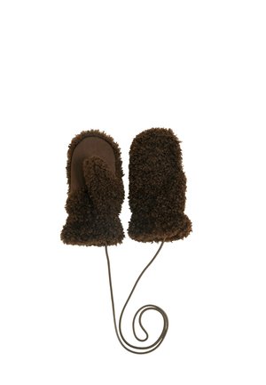 Paire de moufles en polaire marron foncé reliées par un long cordon, sur fond blanc.