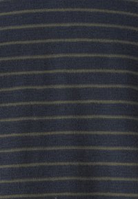 Tissu bleu foncé avec de fines rayures horizontales vert olive, texture tricotée visible.