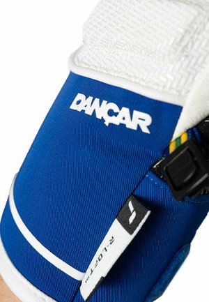 Blauer Schutzhandschuh mit strukturierten weißen Akzenten, einer schwarzen Schnalle und einem bedruckten Logo. Enthält eine weiße Linie und Etikettenverzierungen.
