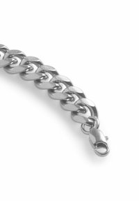 Bracelet en chaîne métallique argentée avec des maillons entrelacés, une texture de surface plate, et une fermeture à mousqueton à une extrémité.