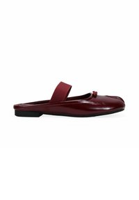 Zapato burdeos tipo slip-on con un acabado de cuero suave, punta redonda, tira elástica y un pequeño detalle de nudo en la parte delantera. Suela plana.