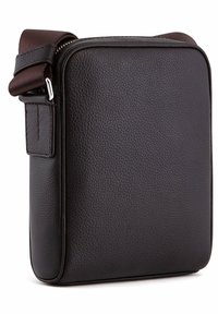 Borsa a tracolla in pelle marrone con finitura texture, dotata di chiusura con zip e di una tracolla regolabile attaccata a un design a corpo quadrato.