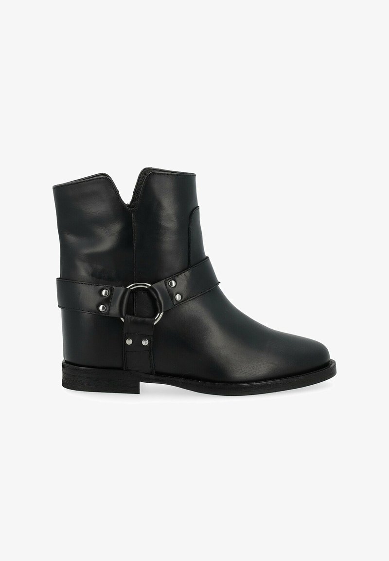 Stivaletti neri realizzati in pelle liscia. Presentano un taglio a forma di V sulla parte superiore, una cintura con fibbia circolare e un tacco basso.
