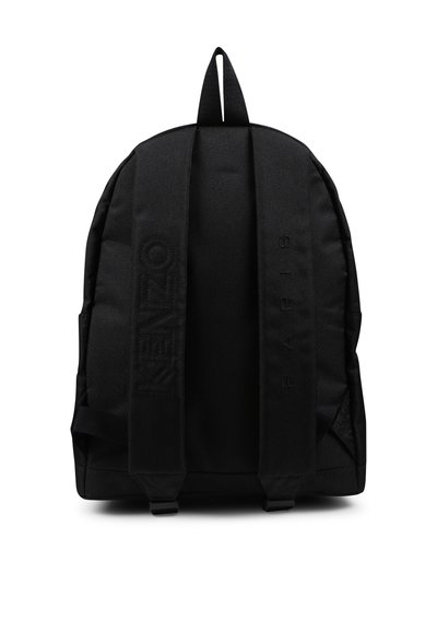 Sac à dos en tissu noir avec des bretelles rembourrées, logo en relief sur les bretelles et une poignée supérieure pour un transport facile. Design simple et épuré.