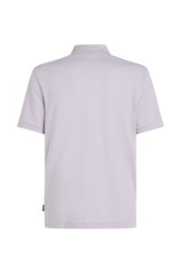 Polo shirt lavande avec une texture douce, des manches courtes et un col plat. Dispose d'une étiquette logo sur le côté et d'un design simple et classique.