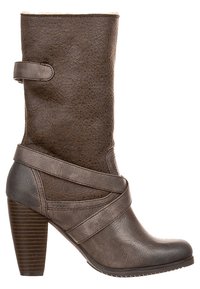 Bottines en cuir brun avec une finition texturée, tige verticale et détail de sangle croisée. Elles disposent d'un talon bock et d'une semelle en caoutchouc.