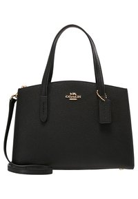 Czarna skórzana torebka o teksturowanej powierzchni, z podwójnymi uchwytami u góry, odpinanym paskiem na ramię, złotymi akcentami oraz wytłoczonym logo.