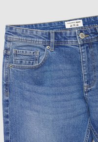 Jeans in denim blu con design classico a cinque tasche, chiusura con bottone metallico e cuciture a contrasto. La trama è liscia con un leggero effetto sbiadito.