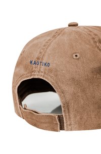Căciulă de baseball din bumbac maro, cu o textură moale, având un logo albastru brodat "KAOTIKO" și o curea reglabilă în spate.