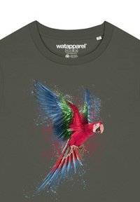 Olijfgroene t-shirt met een kleurrafiek van een ara met blauwe, groene en rode veren, aangevuld met verfspettereffecten.