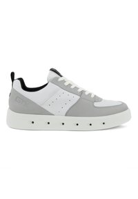 Sneaker mit einem Obermaterial aus weißem und grauem Leder, durchbrochenen Akzenten und einer dicken weißen Gummisohle mit Löchern. Schwarzer Fersenloop und Branding.