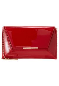 Pochette rectangulaire rouge brillante avec couture géométrique, plaque logo dorée et fine chaîne dorée sur fond blanc.
