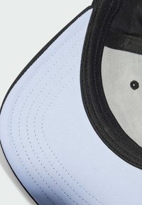 Hellblauer Hut mit schwarzem Schirm. Verfügt über ein strukturiertes Material, einen gebogenen Schirm und schwarze Nähte. Das Innenfutter hat eine glatte Oberfläche mit Belüftungsöffnungen.