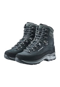 Schwarze Wanderschuhe mit einem glatten Wildleder-Obermaterial, verstärkter Zehenkappe, Metallösen und einer robusten Gummisohle für Traktion. Lowa-Logo sichtbar.