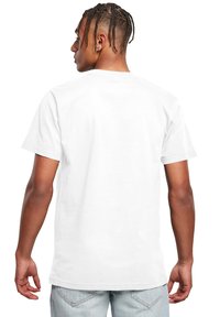 Hvid bomulds T-shirt med rund hals og korte ærmer, der har en glat tekstur og en afslappet pasform, set bagfra.