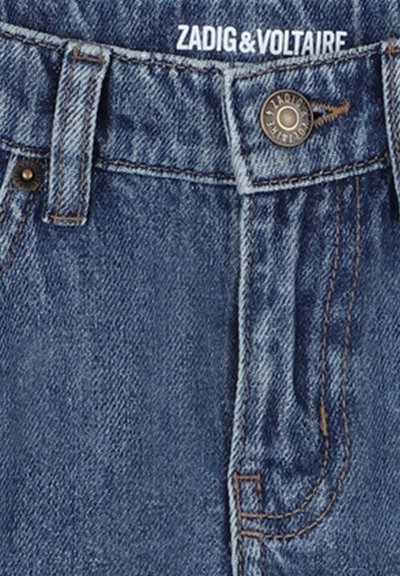 Jean en denim bleu avec un design classique, style à cinq poches, fermeture à bouton en laiton et détails de couture contrastants. Logo de la marque visible.
