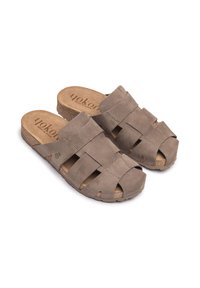 Sandalias de ante gris sin hebillas y con los dedos al aire, con un diseño de tiras trenzadas y una plantilla de corcho para mayor comodidad. La suela de goma texturizada proporciona tracción.