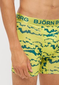 Κίτρινες και πράσινες μπλοκ σχέσεις μποξεράκια με εφαρμοστό σχέδιο, που διαθέτουν ελαστική μέση με την επιγραφή «BJÖRN BORG» και ομαλή, ελαστική υφή.