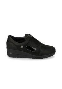 Scarpa nera bassa senza tacco, realizzata in tessuto strutturato, con fascia in velcro e suola liscia, progettata per comfort e facilità di utilizzo.
