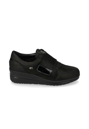 Scarpa nera bassa senza tacco, realizzata in tessuto strutturato, con fascia in velcro e suola liscia, progettata per comfort e facilità di utilizzo.