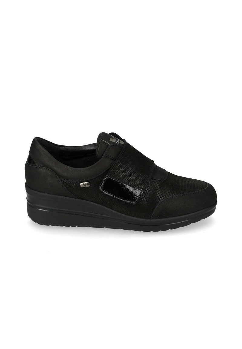 Scarpa nera bassa senza tacco, realizzata in tessuto strutturato, con fascia in velcro e suola liscia, progettata per comfort e facilità di utilizzo.