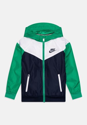 Chaqueta con cremallera de Nike en verde, blanco y azul marino, con capucha, dos bolsillos frontales con cremallera y el logo de Nike en el pecho.