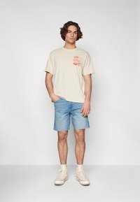Wrangler FRONTIER - Shorts vaqueros - johnny